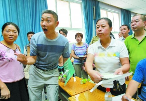 小升初“復議”現(xiàn)場，一些孩子被分得“遠”的家長討說法