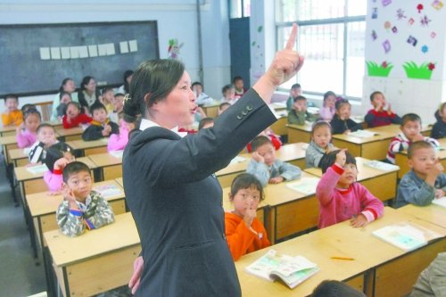 不到上小學年齡的孩子，只得在幼兒園復讀或者上“幼小銜接班”