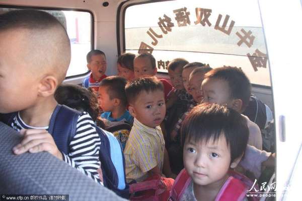  2013年9月3日，河南信陽，6座的面包車?yán)锩婢尤粷M滿當(dāng)當(dāng)擠滿了28個(gè)3、4歲的孩子