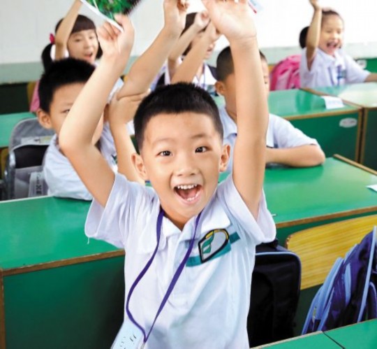 　　新學(xué)期在“減負(fù)新規(guī)”的爭(zhēng)議聲中開始了，廣州很多學(xué)校還是照常布置作業(yè)。但也有學(xué)校支持“減負(fù)新規(guī)”，