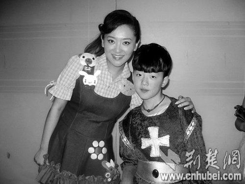 楊光參加央視節(jié)目表演時，同主持人月亮姐姐合影