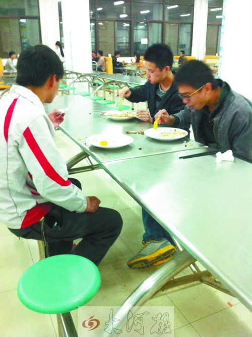 在鄭州一所高校食堂內(nèi)，大多數(shù)學(xué)生都是“光盤族”