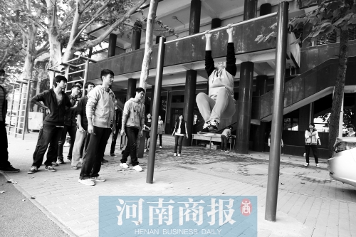 引體向上，難住不少同學(xué)