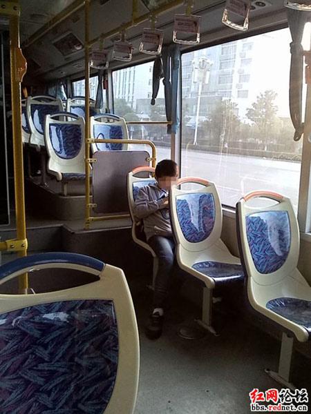 網友“左眼流淚”看見一位在公交車上寫作業(yè)的小男孩