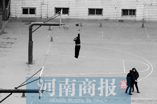 目前，鄭州市有超過(guò)30所學(xué)校對(duì)社會(huì)開(kāi)放體育設(shè)施