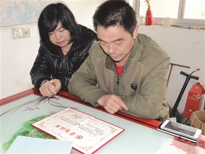 如今，劉圓父母想念女兒時(shí)只能看著榮譽(yù)證書發(fā)呆