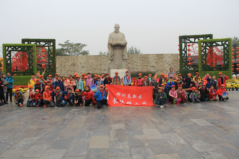 長(zhǎng)椿路小學(xué)來(lái)到開(kāi)封清明上河園