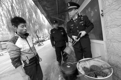 一餐館違規(guī)使用煤爐，被麥子店城管隊(duì)責(zé)令停止，并限期清除所屯的蜂窩煤