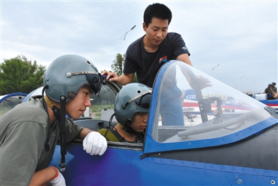 8月26日，來自吉林、湖北、山東的青少年航空學(xué)校的高中學(xué)生，進(jìn)行了首次飛行體驗(yàn)活動