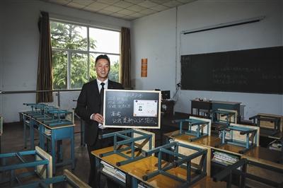 　張俊成，41歲，曾是北京大學的一名保安。1995年，通過成人高考，考上了北京大學法律系(?？?，被媒體稱為“北大保安高考第一人”，現(xiàn)為長治市一所中等職校的校長