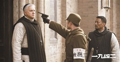 梅甘（左）、安西滿（右）與日本兵對峙的一幕。