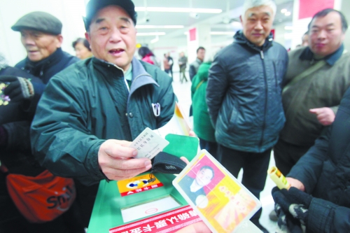 老人帶著多種證件想免費(fèi)乘車，工作人員稱沒(méi)接到通知拒絕。
