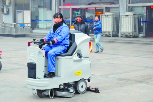 洛陽(yáng)火車(chē)站新購(gòu)3臺(tái)洗地機(jī)提高保潔作業(yè)效率，成為站前廣場(chǎng)一道風(fēng)景