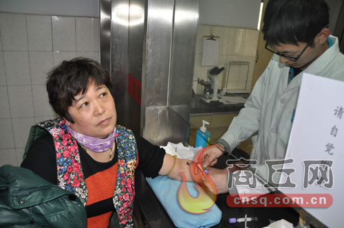 劉艷平的血樣和浙江省一位患者成功配型，1月15日下午3點，醫(yī)護人員正在為劉艷平再次抽取血樣