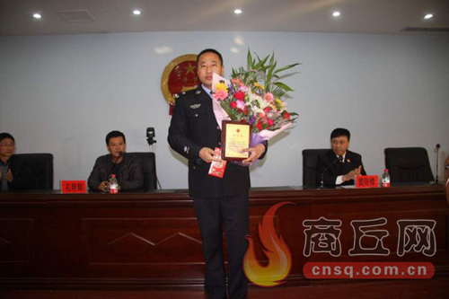 高兵雷是睢陽區(qū)檢察院一位檢察干警，在去鄭州捐獻造血干細胞時，他所在的單位為他組織了熱烈的歡送儀式