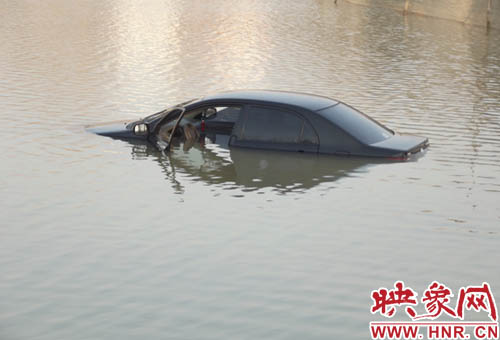 3月10日清晨，一輛黑色轎車掉入民權(quán)縣東沙河中