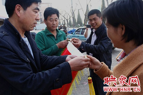 失主向梁園區(qū)客運(yùn)出租汽車(chē)公司好的哥馬文學(xué)送去一面錦旗
