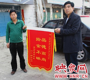 客運(yùn)出租汽車(chē)公司領(lǐng)導(dǎo)與的哥馬文學(xué)接收錦旗