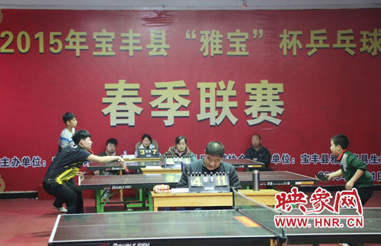 2月22日，河南省寶豐縣兩名乒乓球參賽選手在比賽中激烈角逐。