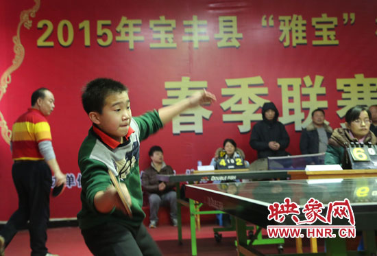 2月22日，乒乓球參賽選手在河南省寶豐陽光青少年俱樂部迎新春乒乓球春季聯(lián)賽，選手在比賽中激烈角逐。