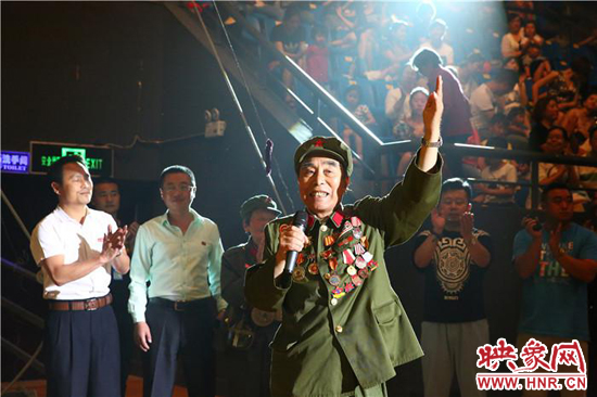 胡國全高唱《志愿軍戰(zhàn)歌》，朝鮮國立雜技團團長拍手致敬