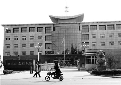 10月29日，河北滄州市獻(xiàn)縣國(guó)稅局。10月底，一些企業(yè)主被叫到國(guó)稅局談“交稅”問(wèn)題。新京報(bào)記者 孟祥超 攝