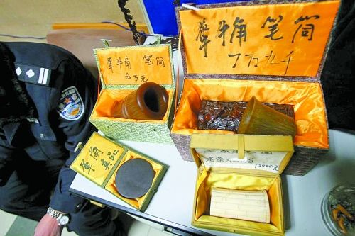 這些商品被暫扣，并根據(jù)鑒定情況對販賣者依法處罰。 記者 閆化莊 攝