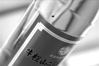 圖中畫圈處為瓶中的黑色異物。京華時(shí)報(bào)記者 譚青 攝