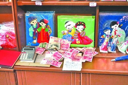 2012年6月21日，在朝鮮羅先特別市的一家商店里，柜臺(tái)上散落著一些人民幣。在朝鮮，人民幣比本國(guó)的貨幣更受歡迎。 CFP供圖