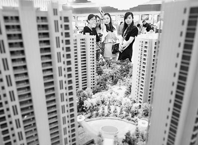 圖為近日，浙江杭州一家房產(chǎn)公司的兩位銷售人員一起向購房者介紹樓盤。新華社記者 王定昶攝