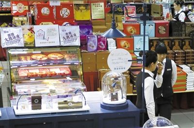 昨日，北京賽特購物中心，擺放出售的月餅禮盒，上千元的品種僅5種。新京報記者 王叔坤 攝