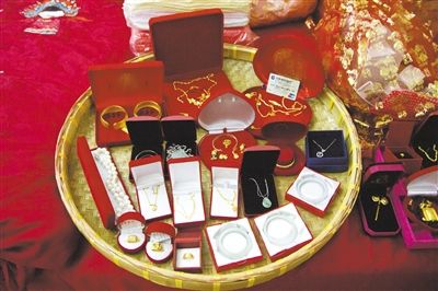 10月1日，王小姐在廣東汕頭舉行婚禮，她的彩禮包括3個(gè)玉鐲、多個(gè)金戒指及一張銀行卡。新京報(bào)記者 吳振