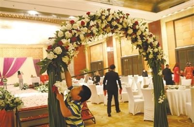 10月5日，北京萬(wàn)達(dá)索菲特酒店，婚宴剛剛結(jié)束。新人介紹，一場(chǎng)婚宴花掉父母20萬(wàn)元。新京報(bào)記者 尹亞飛