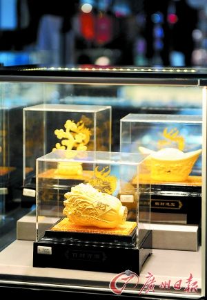 黃金產(chǎn)品持續(xù)熱賣(mài)。記者王燕 攝