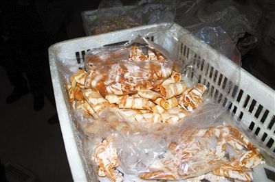 原料加工成“牛肉”產(chǎn)品批發(fā)價(jià)20多元一斤，加工成“羊肉卷”批發(fā)價(jià)為10元一斤。