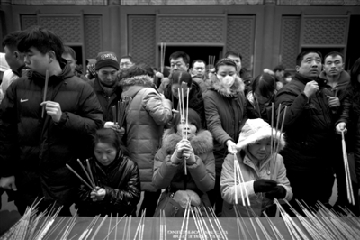 雍和宮，市民在燒香祈福