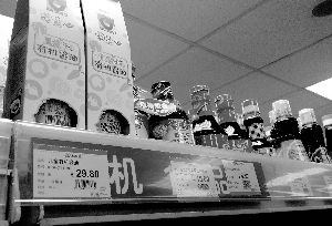 永旺超市里，兒童醬油價(jià)格不菲且品種繁多，但買(mǎi)的顧客較少。信息時(shí)報(bào)記者 郭柯堂 攝