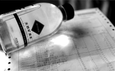 長綠苔的礦泉水和超市購物清單。 京華時(shí)報(bào)記者 王苡萱 攝