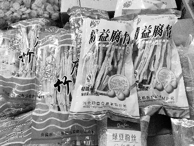 內(nèi)黃腐竹含吊白塊被曝光后，市場上內(nèi)黃產(chǎn)腐竹難覓蹤跡。攤主所售產(chǎn)品大多出自河南許昌和河北保定