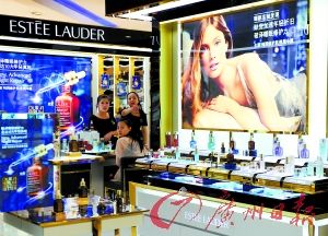 今年以來，雅詩蘭黛等大牌化妝品相繼被檢出不合格產品。（圖片來源：廣州日報 王燕攝）