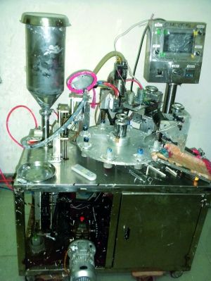 行動(dòng)中查獲的假冒“高露潔”牙膏和制假機(jī)械。信息時(shí)報(bào)記者鄭啟文 攝