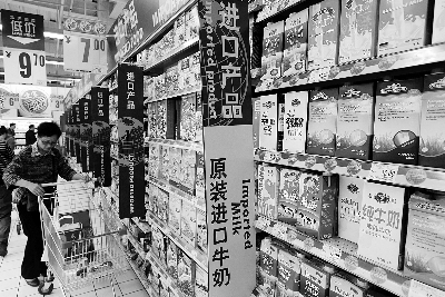 在通州某超市，進(jìn)口奶粉、純牛奶打出“原裝進(jìn)口”的招牌吸引消費(fèi)者購買 攝/法制晚報記者 黑克