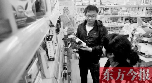 大學生創(chuàng)業(yè)孵化園內，大學生S團實體店的工作人員在向兩個同學推介商品
