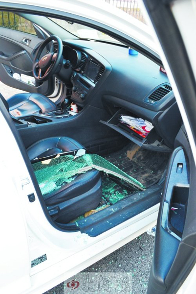 車玻璃被砸碎，車內(nèi)被翻動。