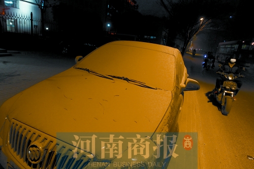 拆遷現(xiàn)場，途經(jīng)的汽車遭了殃，落了厚厚一層灰