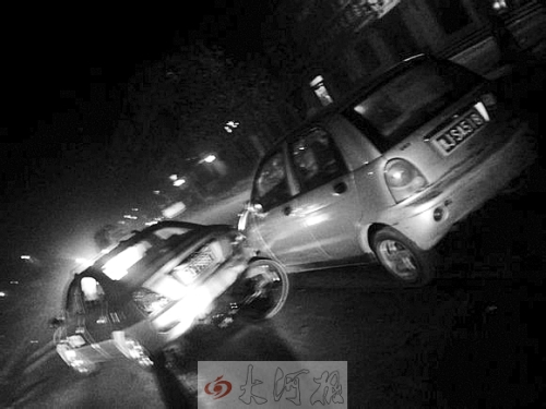 撞上出租車(chē)QQ才停下，兩車(chē)間還夾著一輛自行車(chē)。