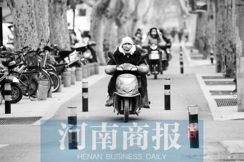 金水路防疫路附近，路樁間距很小，電動車經(jīng)過時(shí)要很小心才能避開