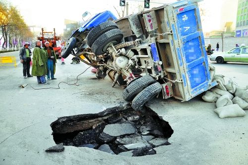 出事的卡車上，拉了十幾噸的水泥市民供圖