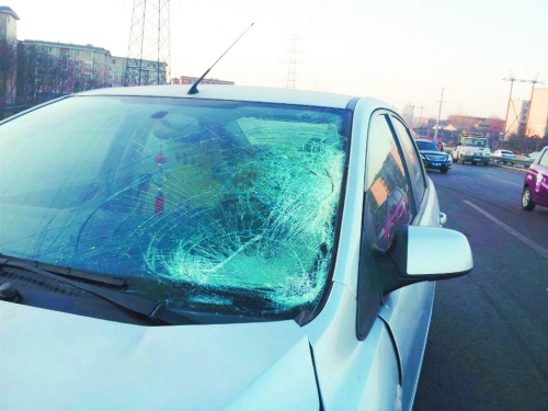 肇事轎車前擋風(fēng)玻璃上，留著清晰的撞擊痕跡。