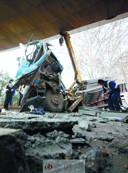 卡車(chē)吊臂撞上限高橋 車(chē)頭嚴(yán)重變形司機(jī)滿(mǎn)頭鮮血